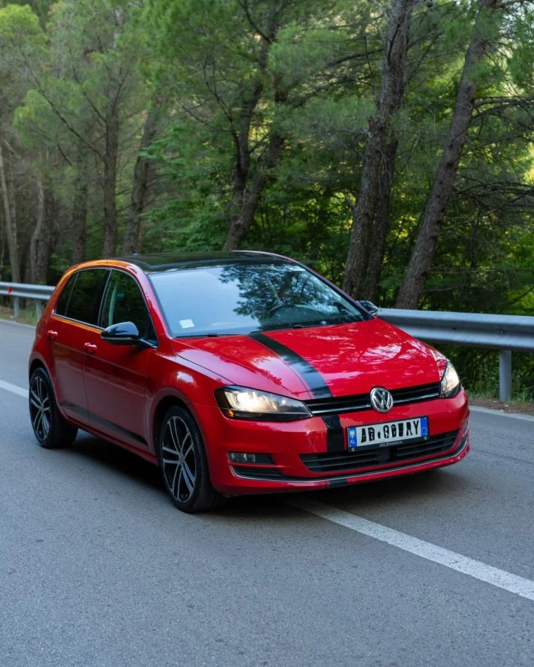 Tirane, shes makine Volkswagen golf 7 Nafte, e kuqe automatik Klima 188.000 km 8900 €
