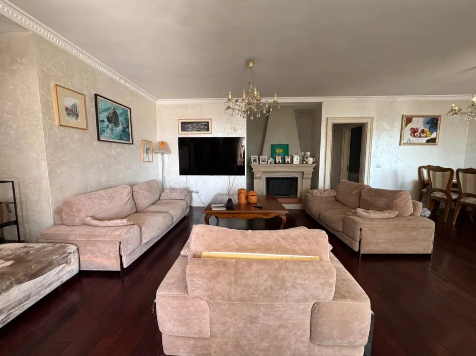 Tirane, shitet Penthouse, 3+1+Ballkon, Kati 12, 210 m² 580.000 € (Qender)