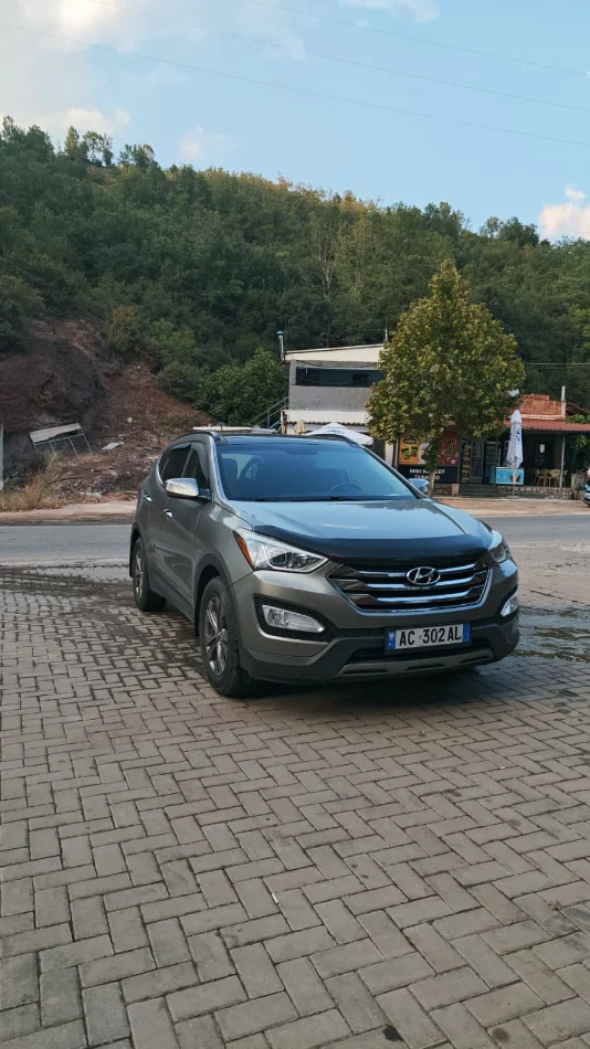 Tirane, shitet SUV Benzin, gri metalizato automatik Klima 120.000 km 11.000 €