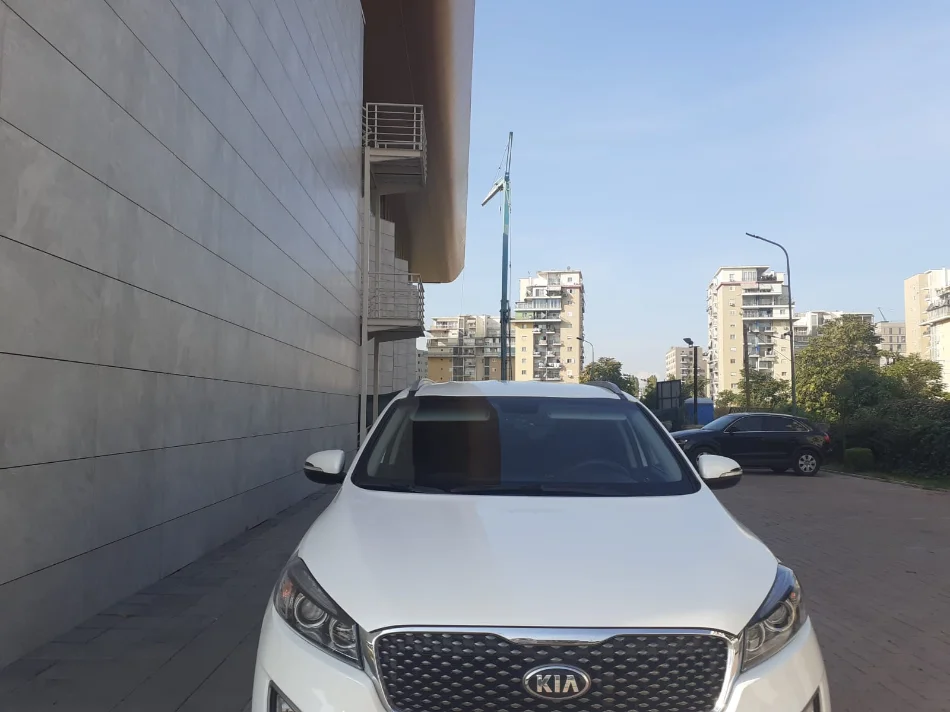 Tirane, shitet SUV KIA SORENTO Nafte, e bardhë automatik Klima 163.000 km 14.500 €