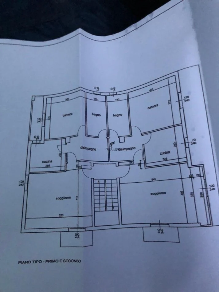 Tirane, shitet Vile 3 Katshe , 780 m² 950.000 € (DON BOSKO)