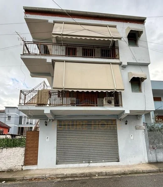 Tirane, shitet Vile 4+1 Kati 3, 109 m² 175.000 € (ish fusha aviacionit)