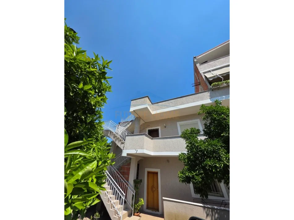 Tirane, shitet Vile Vile 2 Katshe Kati 0, 199 m² 395.000 € (Rruga e Elbasanit)