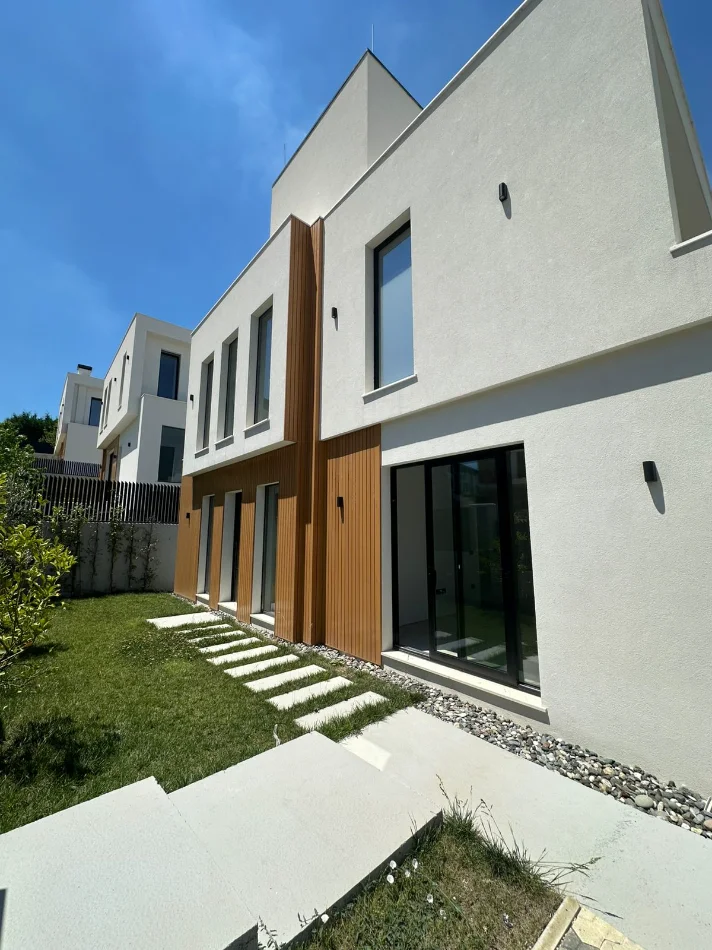 Tirane, shitet Vile Vile 2 Katshe Kati 0, 240 m² 750.000 € (Liqeni I thate)