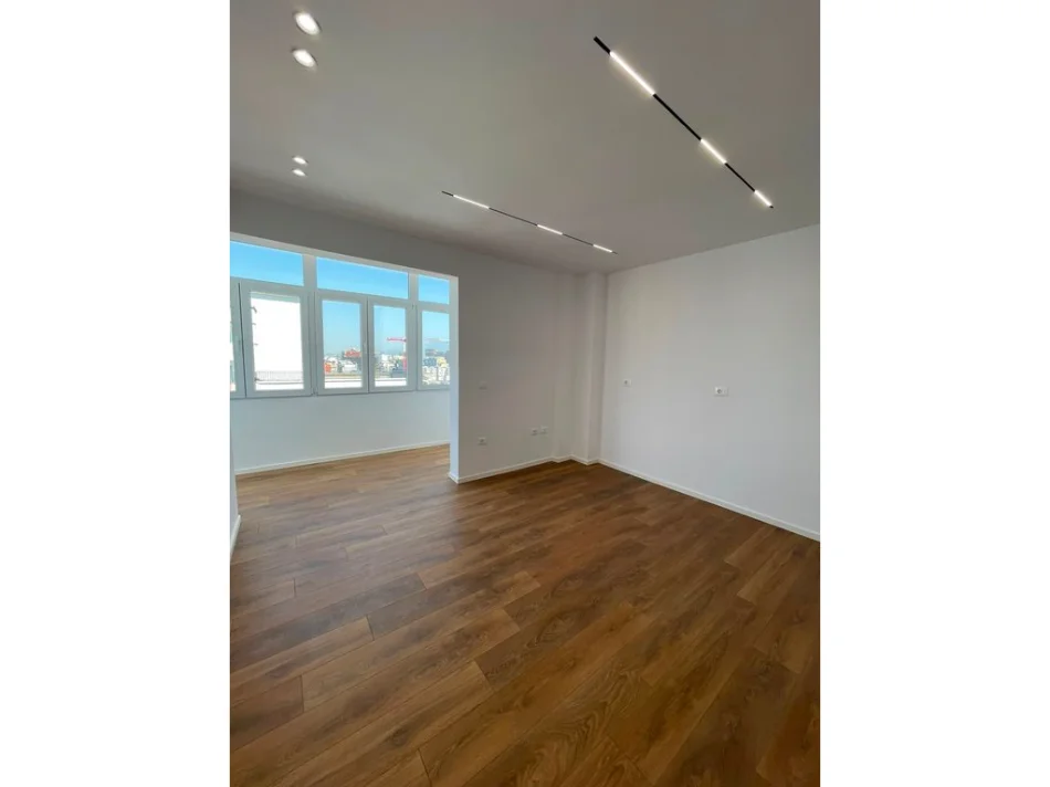 Tirane, shitet apartament 1+1+Ballkon Kati 11, 65 m² 165.000 € (21 Dhjetori, Tirane)