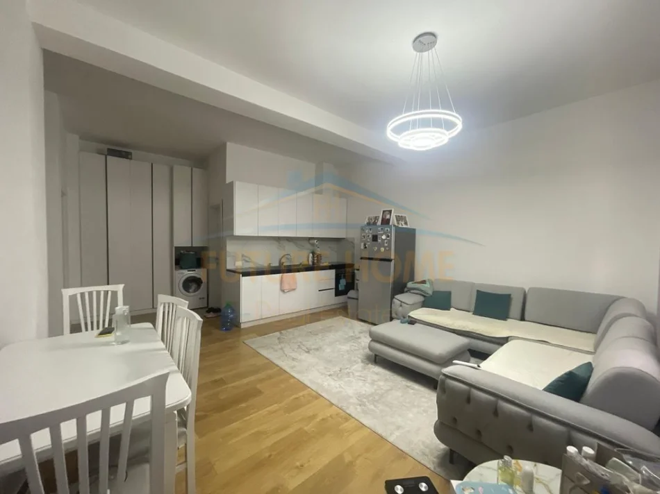 Tirane, shitet apartament 1+1+Ballkon Kati 1, 80 m² 185.000 € (SHKOLLA E KUQE)