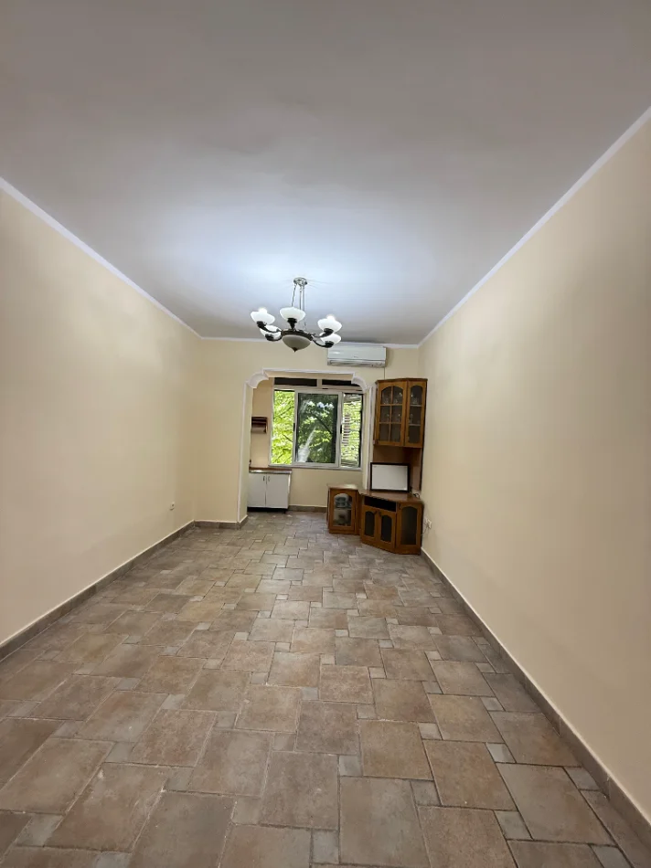 Tirane, shitet apartament 1+1+Ballkon Kati 2, 150.000 € 📍Rruga Bardhyl, buze Unazes se Vogel