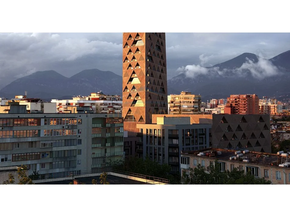 Tirane, shitet apartament 1+1+Ballkon Kati 3, 115 m² 230.600 € (Xhamllik)