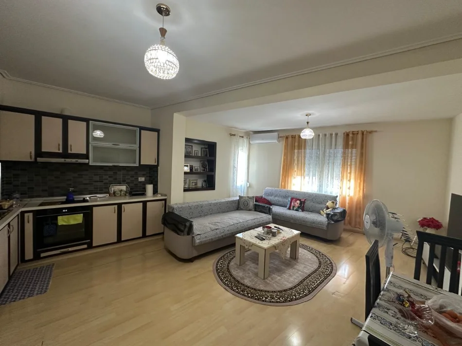 Tirane, shitet apartament 1+1+Ballkon Kati 3, 53 m² 95.000 € (Oxhaku)