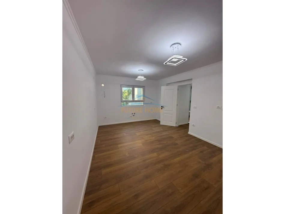 Tirane, shitet apartament 1+1+Ballkon Kati 4, 53 m² 118.000 € (Xhamllik)