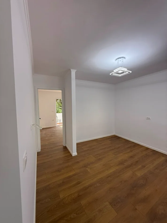 Tirane, shitet apartament 1+1+Ballkon Kati 4, 53 m² 118.000 € (Xhamllik, pranë Shkollës “Hasan Prishtina”)