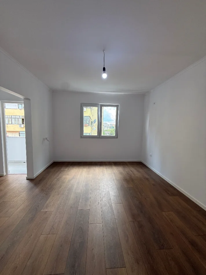 Tirane, shitet apartament 1+1+Ballkon Kati 5, 54 m² 98.000 € (Porcelan, prane UET)
