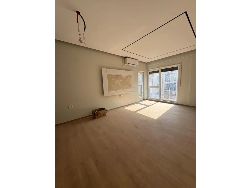 Tirane, shitet apartament 1+1+Ballkon Kati 6, 74 m² 144.000 € (Rruga 5 Maji)