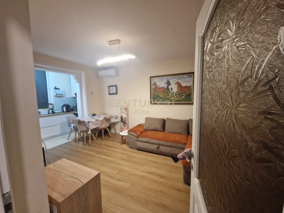 Tirane, shitet apartament 1+1 Kati 2, 120.000 €