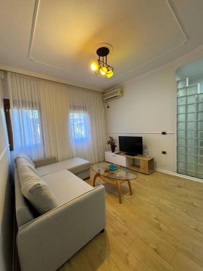 Tirane, shitet apartament 1+1 Kati 2, 54 m² 112.000 € (Rruga Kongresi i Manastirti)