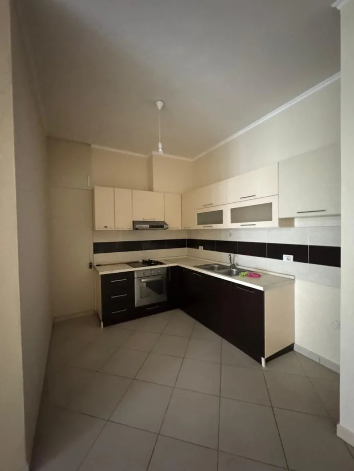 Tirane, shitet apartament 1+1 Kati 2, 72 m² 205.200 € (Komuna e Parisit)
