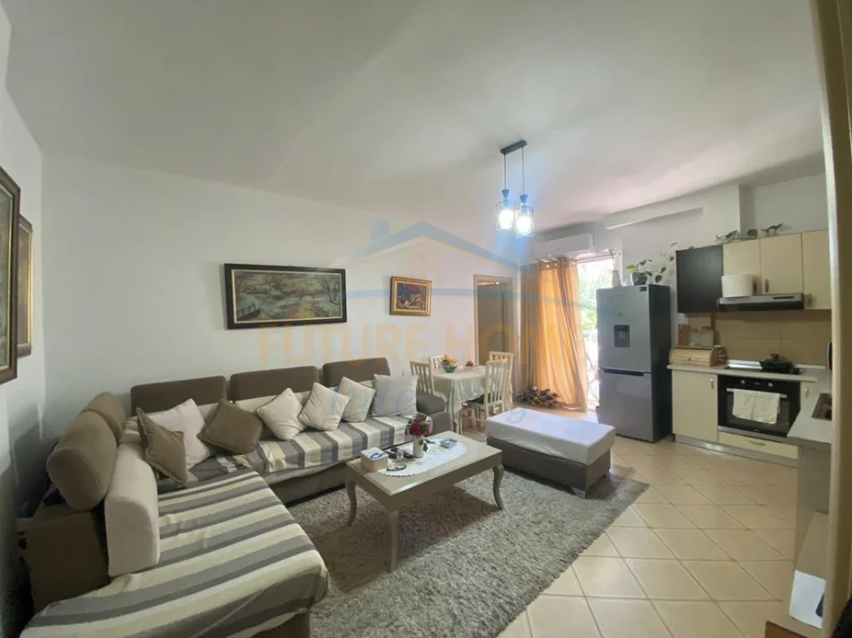 Tirane, shitet apartament 1+1 Kati 3, 88 m² 130.000 € (fresku)