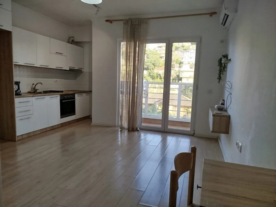 Tirane, shitet apartament 1+1 Kati 4, 52 m² 79.500 € (Kombinat)