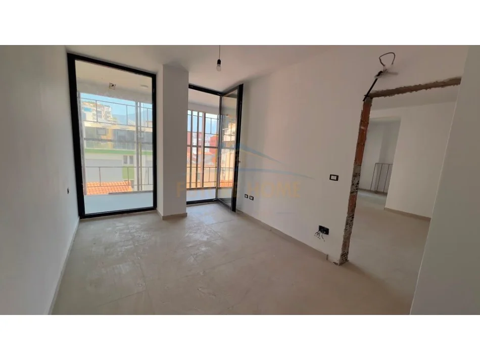 Tirane, shitet apartament 1+1 Kati 4, 85 m² 260.000 € (selvia)
