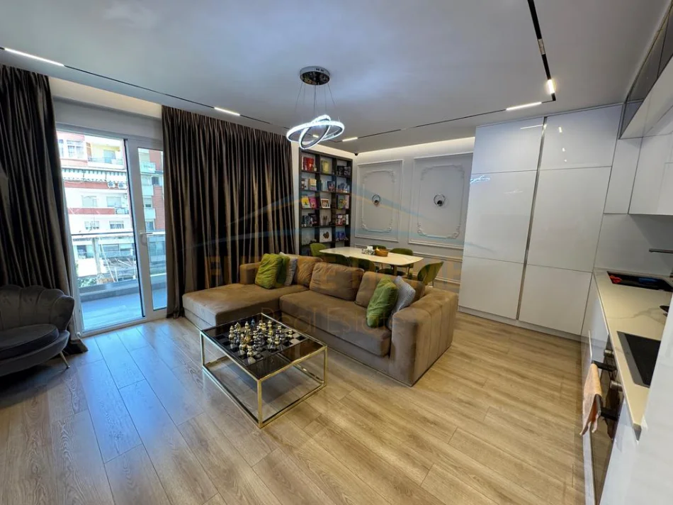 Tirane, shitet apartament 2+1+2+Ballkon Kati 3, 103 m² 40,000,000 Lekë (Rruga e Barrikadave)
