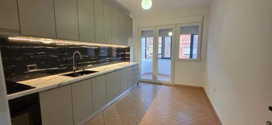 Tirane, shitet apartament 2+1+Aneks+Ballkon Kati 4, 126 m² 269.000 €