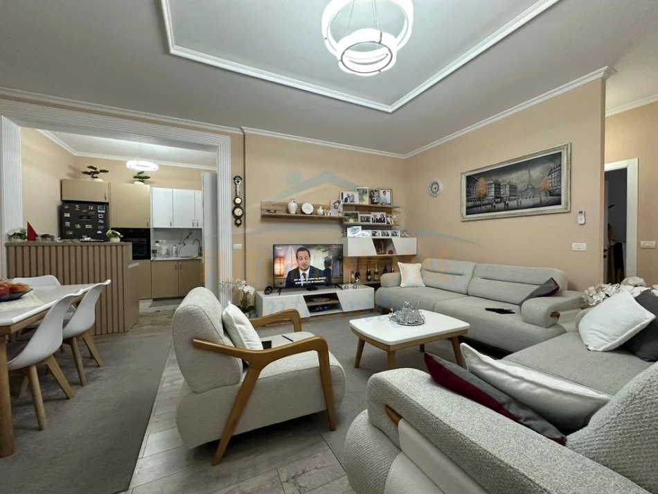 Tirane, shitet apartament 2+1+Ballkon Kati 0, 82 m² 135.000 € (FRESKU)