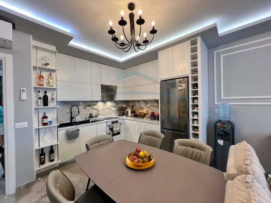 Tirane, shitet apartament 2+1+Ballkon Kati 2, 102 m² (Porcelan)