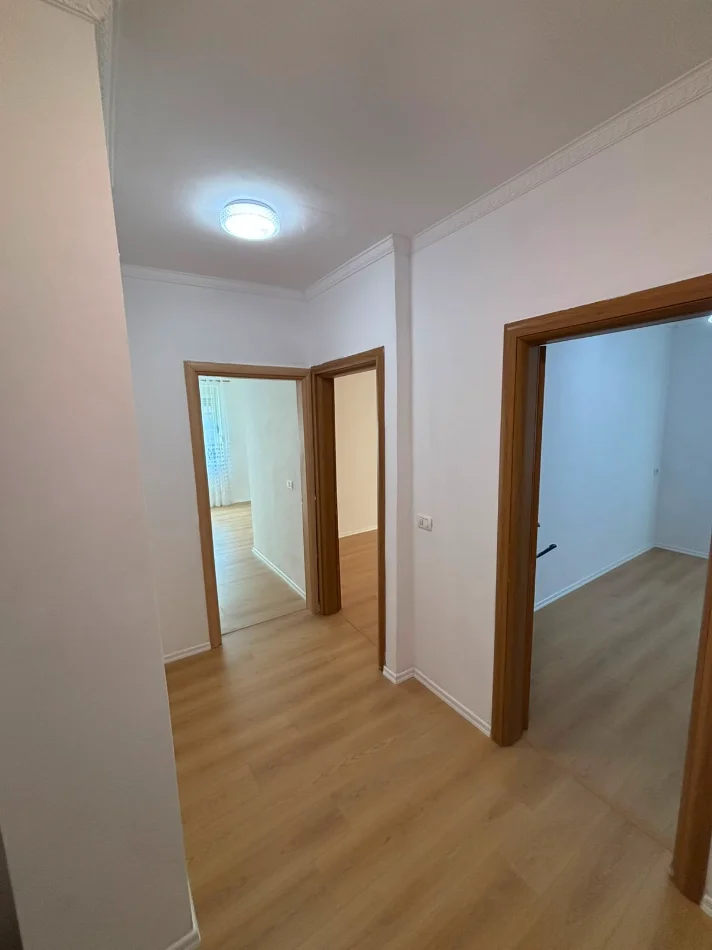 Tirane, shitet apartament 2+1+Ballkon Kati 2, SIPËRFAQE 89 m² ,ZONA E FRESKUT