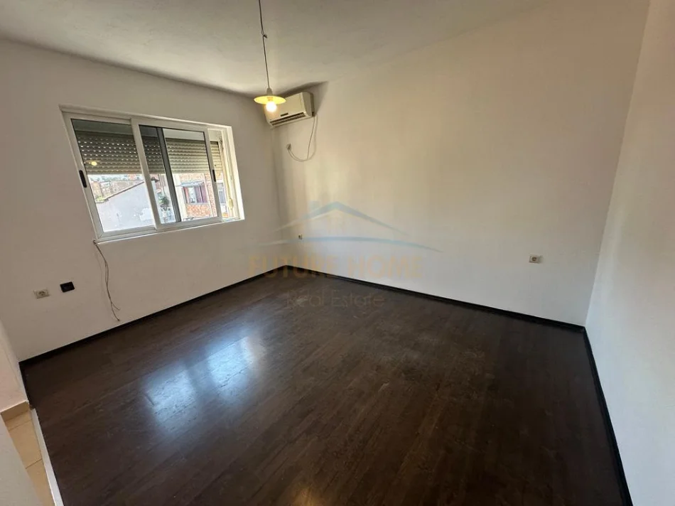 Tirane, shitet apartament 2+1+Ballkon Kati 3, 75 m² 160.000 € (Rruga Siri Kodra)