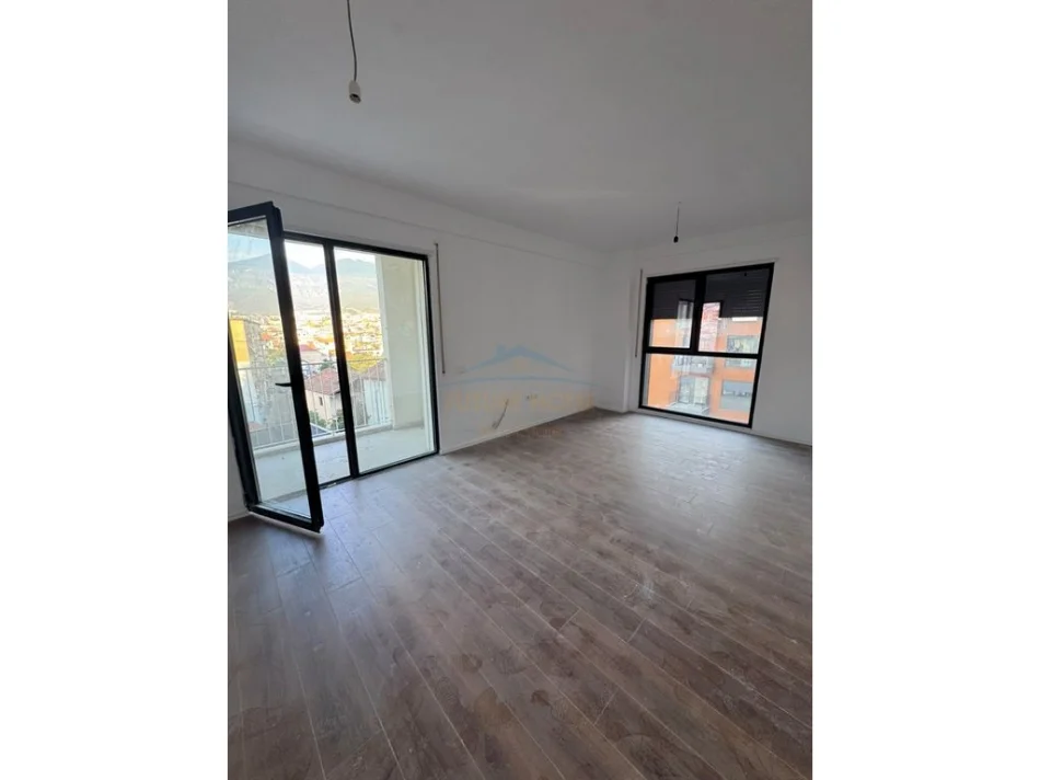 Tirane, shitet apartament 2+1+Ballkon Kati 4, 100 m² 270.000 € (Porcelan)