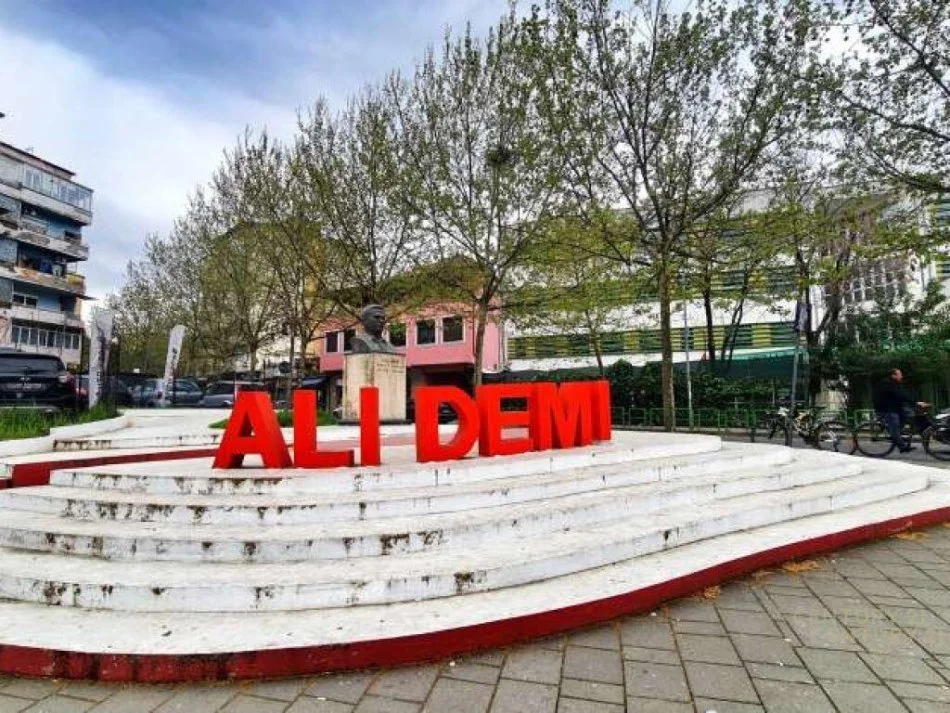 Tirane, shitet apartament 2+1+Ballkon Kati 4, 77 m² 155.000 € (Ali Demi, prane Shkolles 1 Maji)