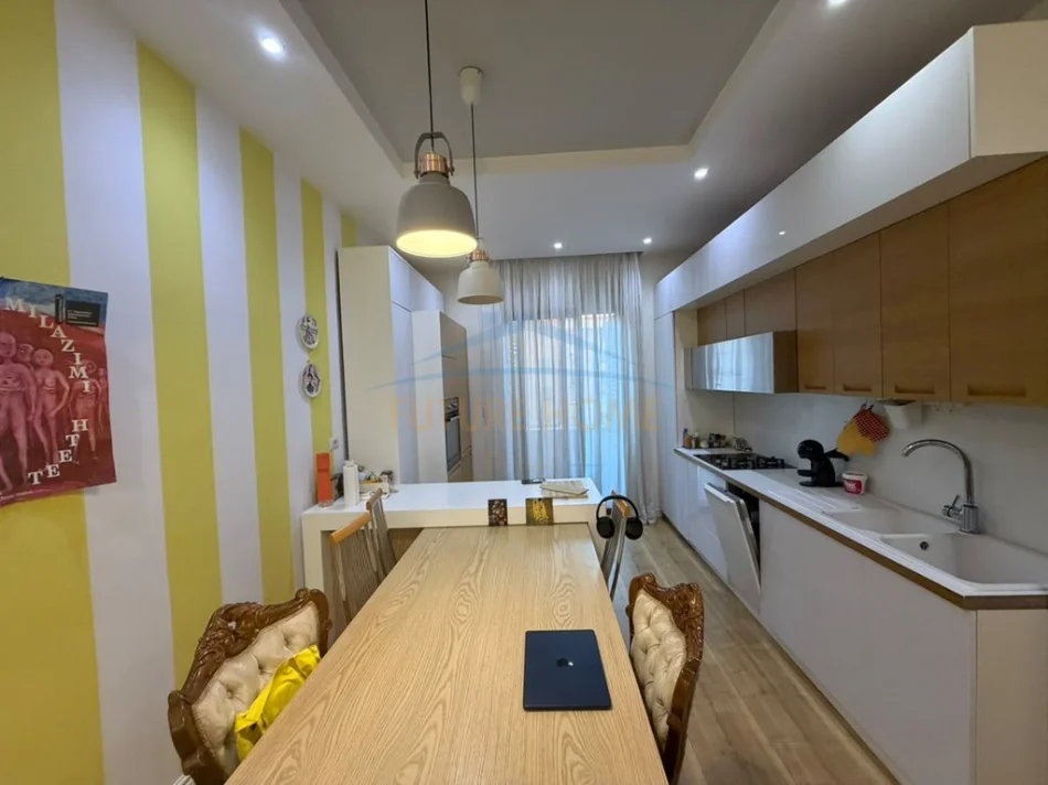 Tirane, shitet apartament 2+1+Ballkon Kati 4, 92 m² (Myslym Shyri, Tirane)