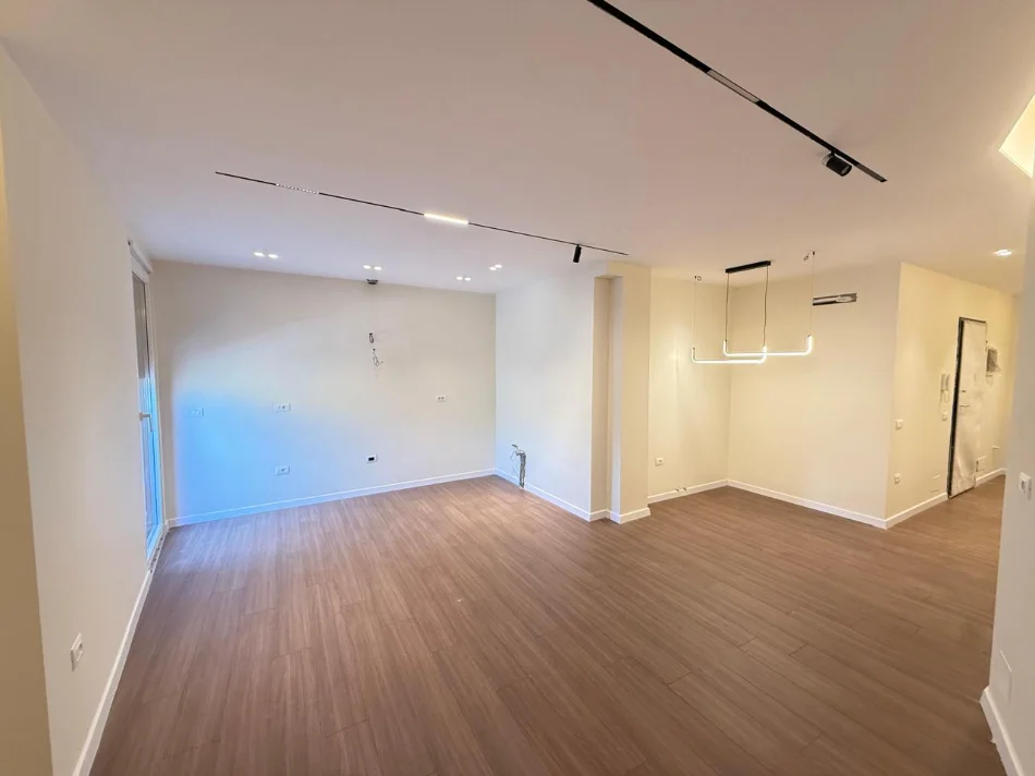 Tirane, shitet apartament 2+1+Ballkon Kati 5, 79 m² 195.000 € (Materniteti Ri)
