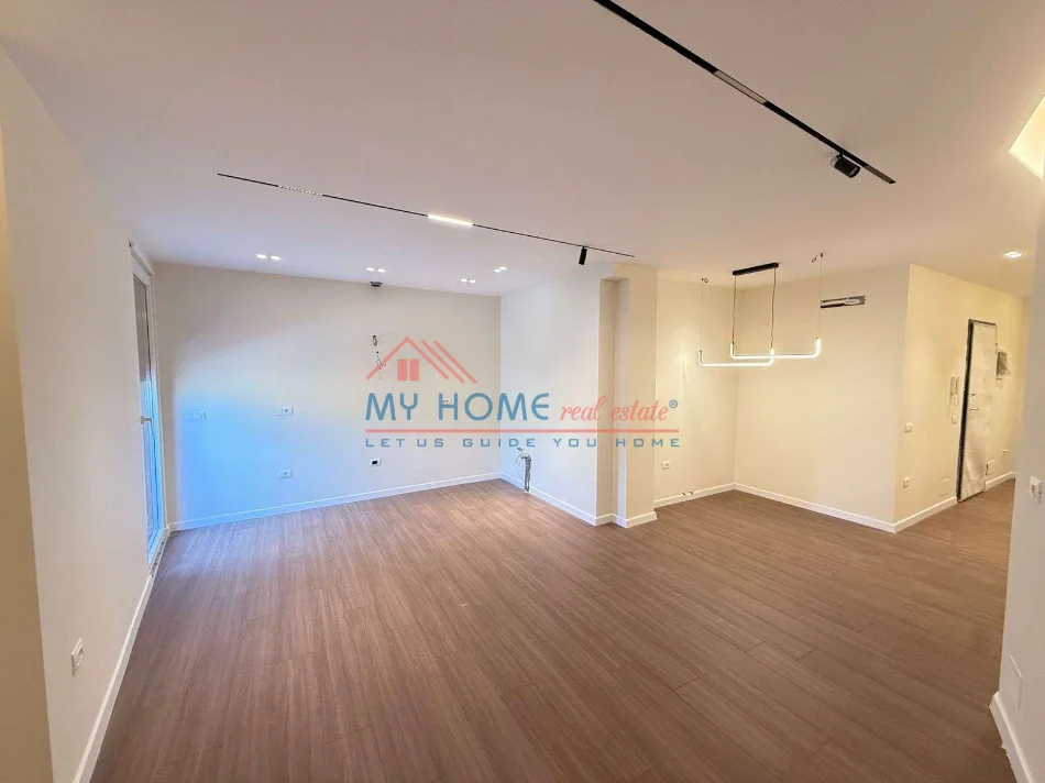 Tirane, shitet apartament 2+1+Ballkon Kati 5, 79 m² 205.000 € (Materniteti i Ri)