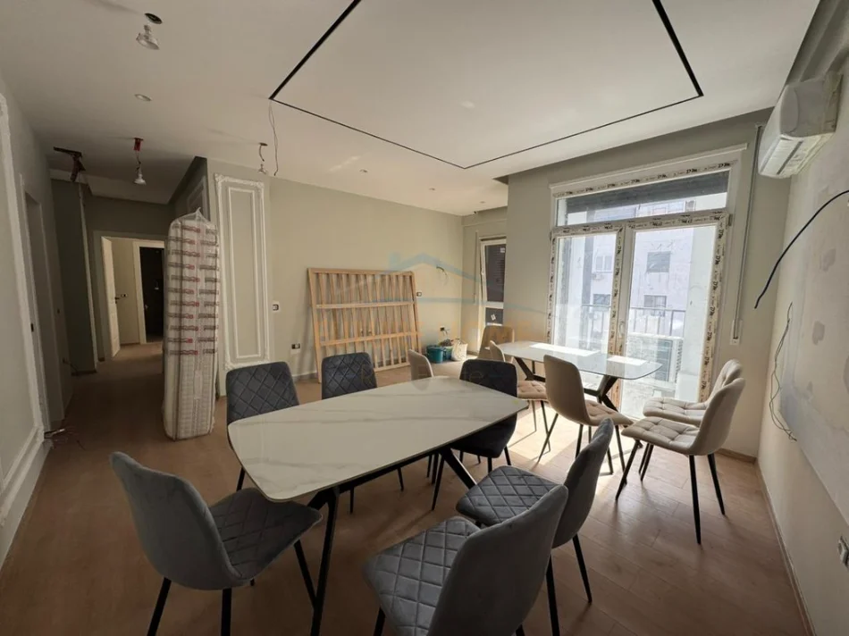 Tirane, shitet apartament 2+1+Ballkon Kati 6, 97 m² 190.000 € (5 Maji)