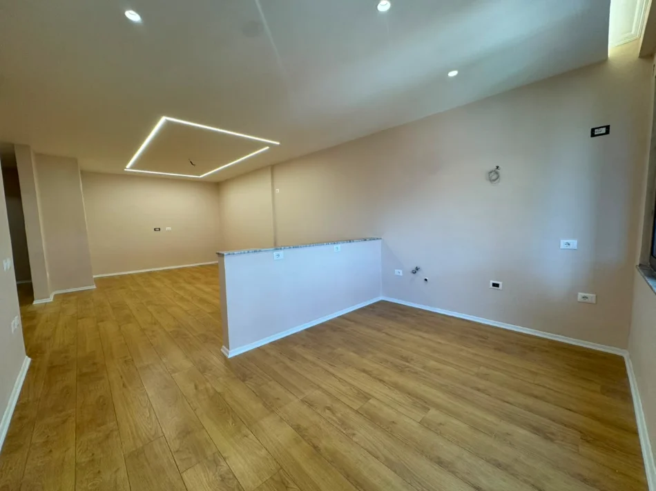 Tirane, shitet apartament 2+1+Ballkon Kati 6, 97 m² 210.000 € (Ish Tregu Elektrik)