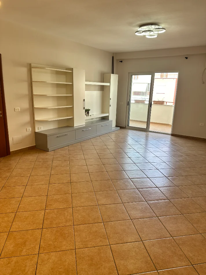 Tirane, shitet apartament 2+1+Ballkon Kati 7, 100 m² 160.000 € (Rruga: Thoma koxhaj pallati i kikes me lulishte mbrapa big market,)