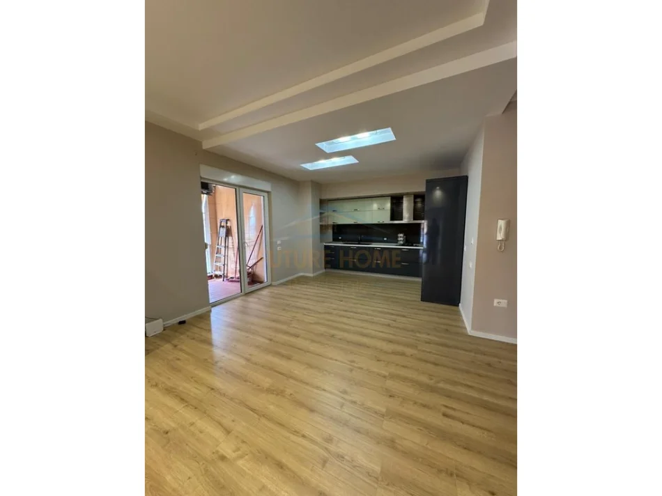 Tirane, shitet apartament 2+1+Ballkon Kati 7, 90 m² 205.000 € (Oxhaku)