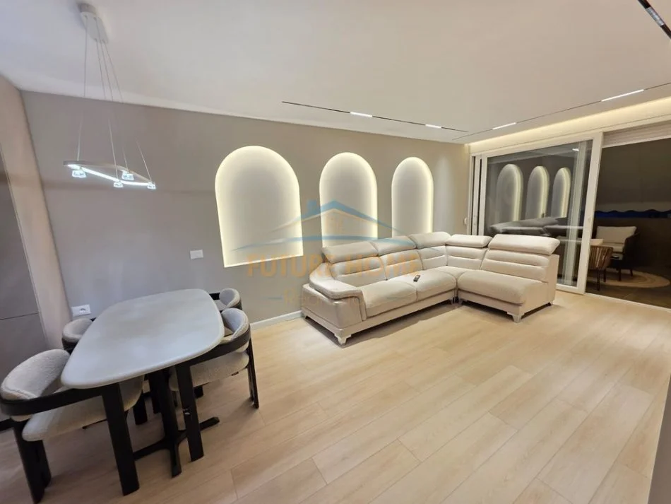 Tirane, shitet apartament 2+1+Ballkon Kati 8, 112 m² 320.000 € (Ekspozita)