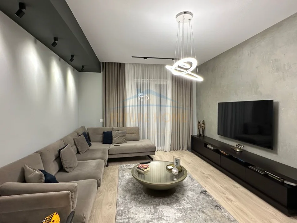 Tirane, shitet apartament 2+1 Kati 1, 130 m² 270.000 € (Liqeni i Thate)