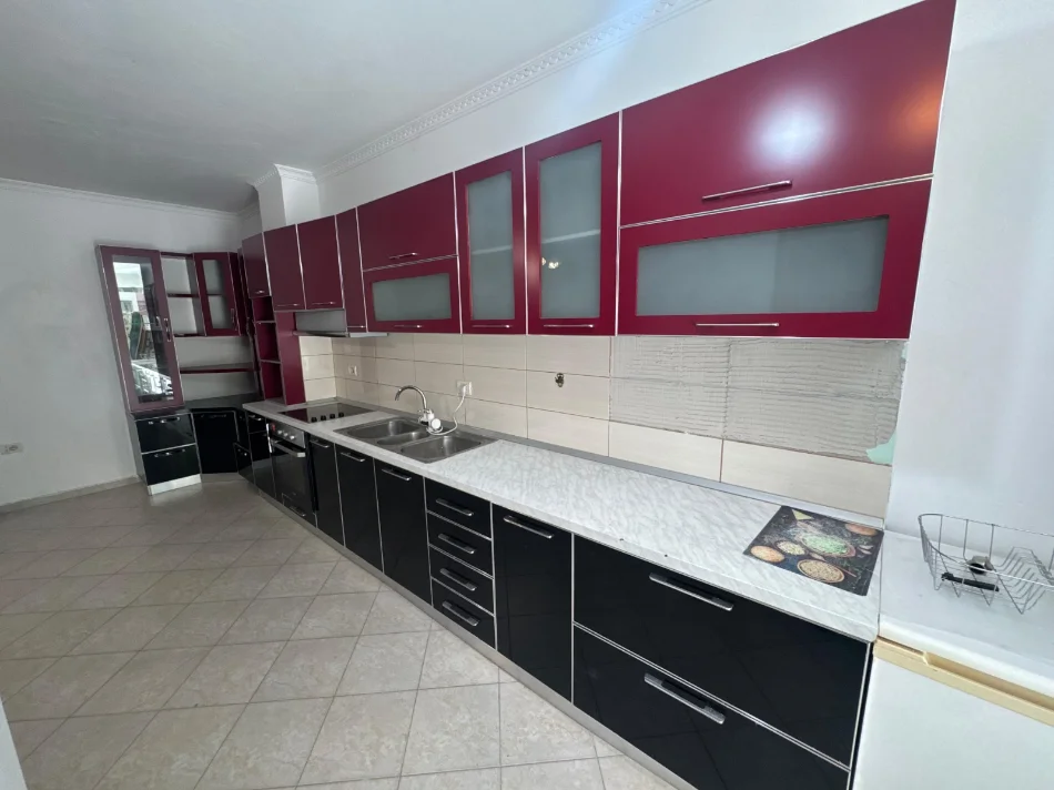 Tirane, shitet apartament 2+1 Kati 1, 93 m² 145.000 € (2 palmat Astir)
