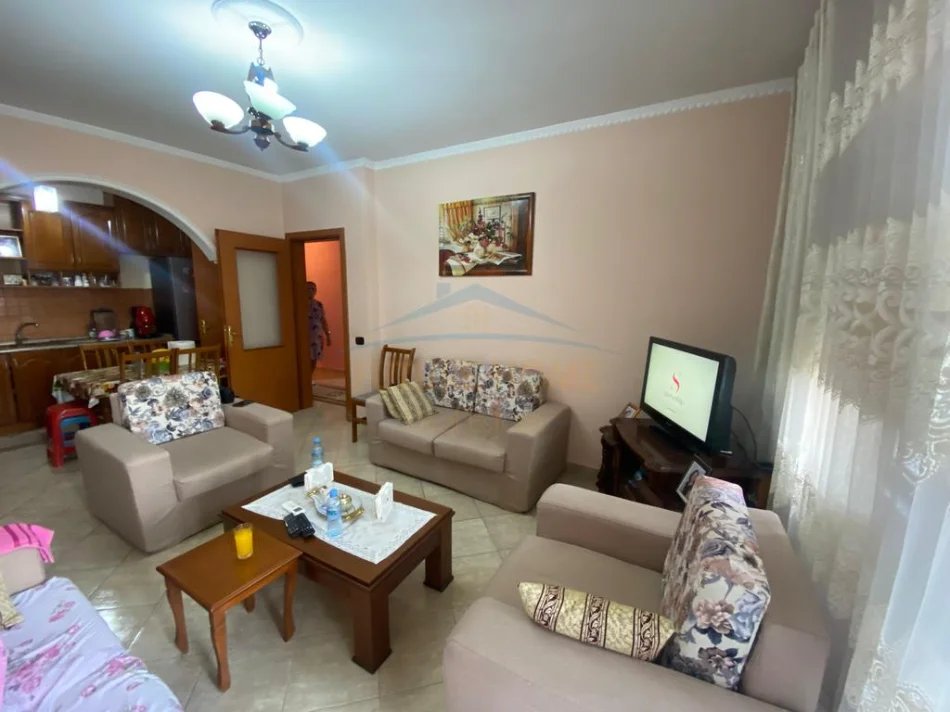 Tirane, shitet apartament 2+1 Kati 2, 100 m² (Ish Tregu Elektrik)