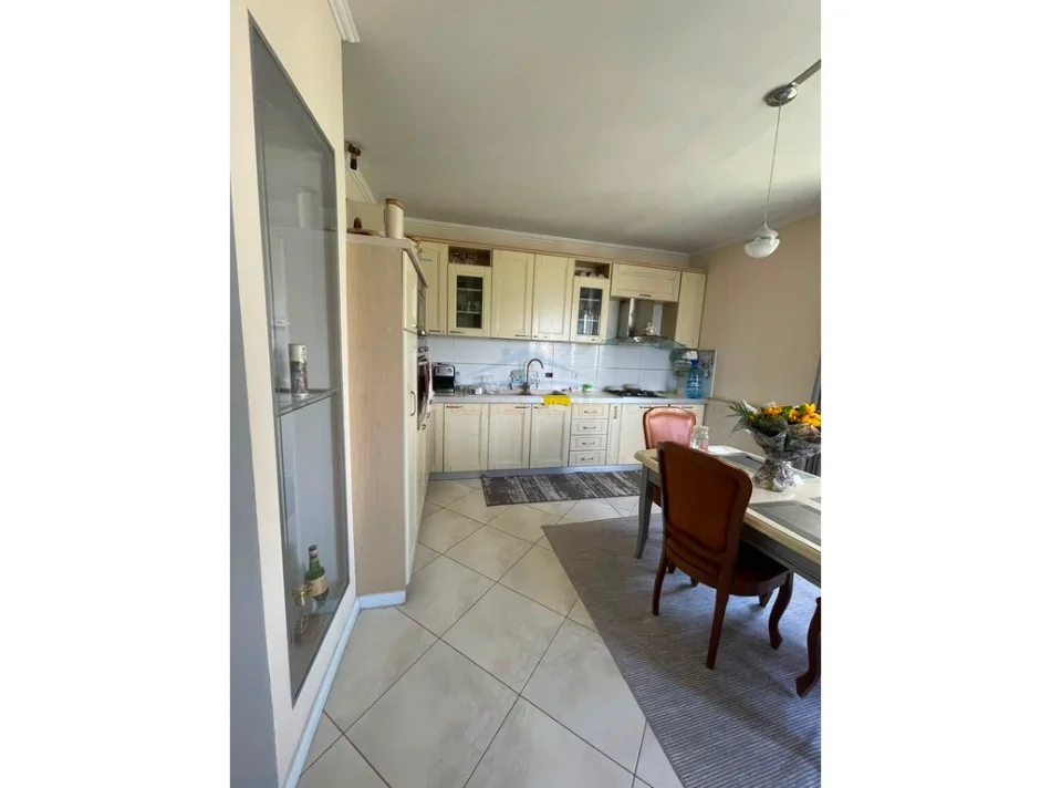 Tirane, shitet apartament 2+1 Kati 5, 127 m² 23.500.000 all (Liqeni i thate)
