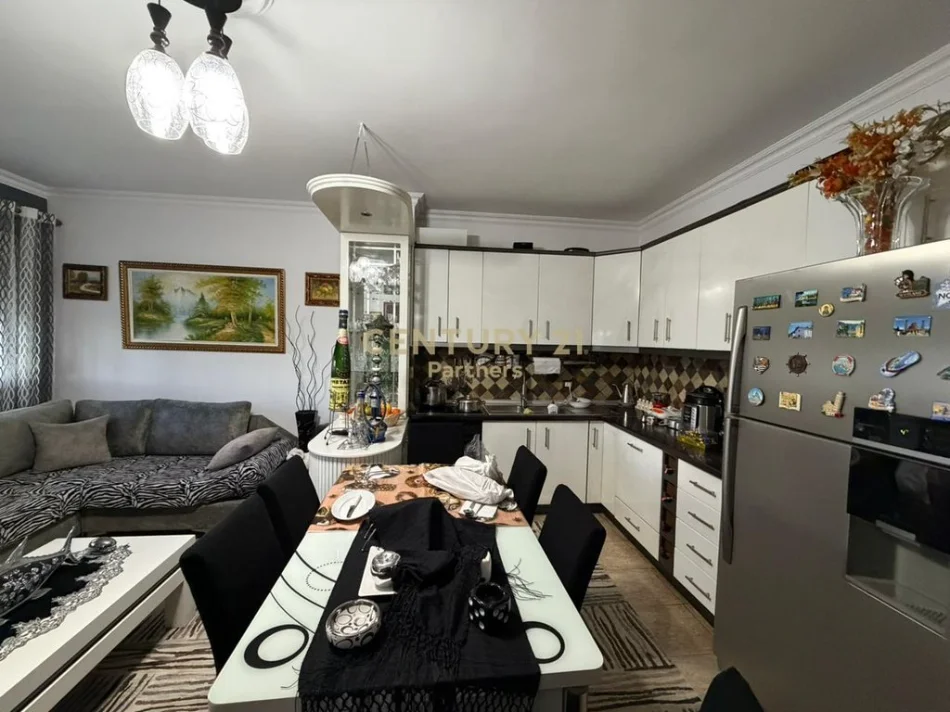 Tirane, shitet apartament 2+1 , (rruga kavajes)