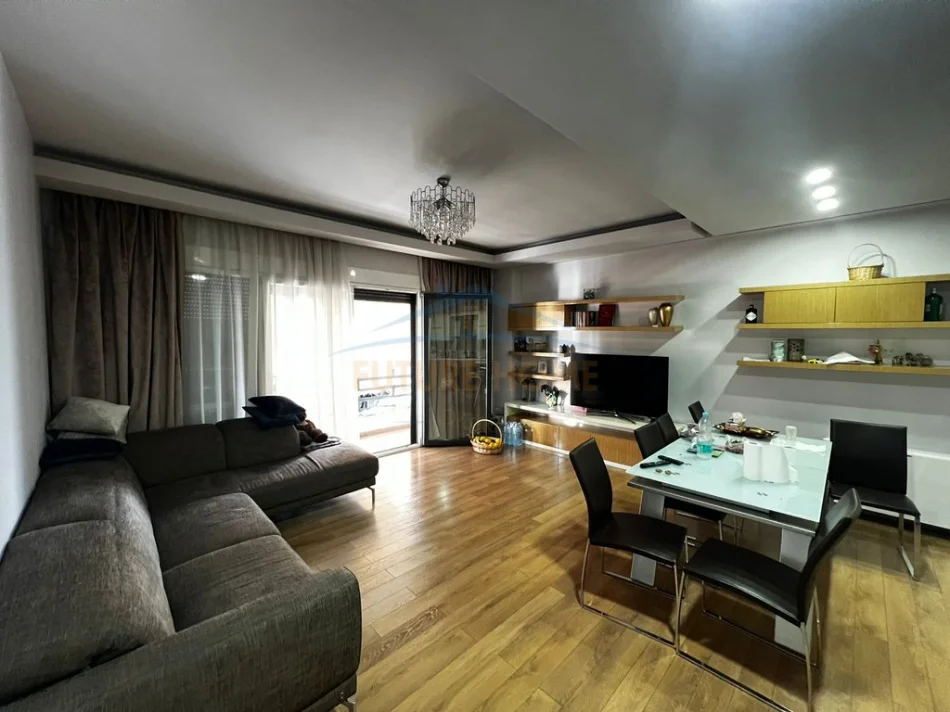 Tirane, shitet apartament 3+1+Aneks+Ballkon Kati 5, 142 m² 255.240 € (Rruga Dritan Hoxha)