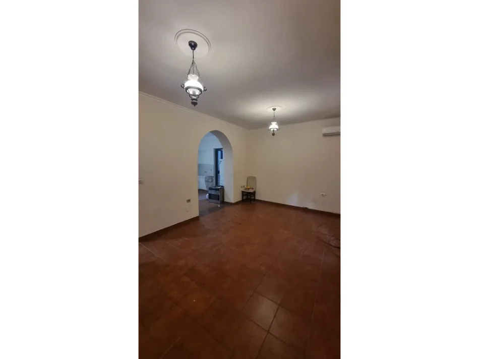 Tirane, shitet apartament 3+1+Ballkon Kati 2, 116 m² 245.000 € (Rruga e Kavajes)