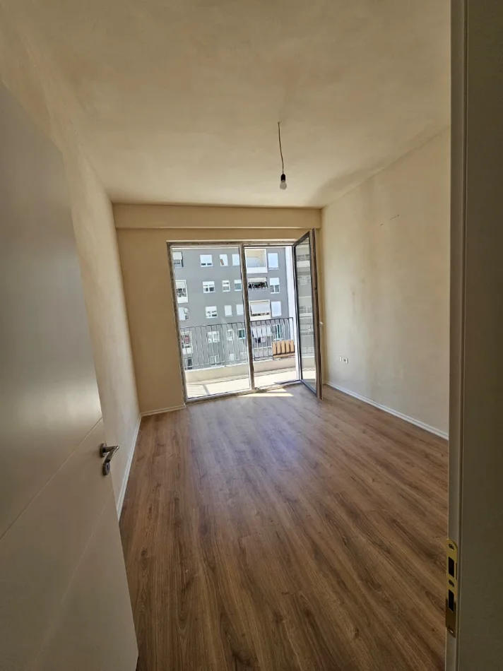 Tirane, shitet apartament 3+1+Ballkon Kati 4, 125 m² 360.000 € (Komuna e Parisit)