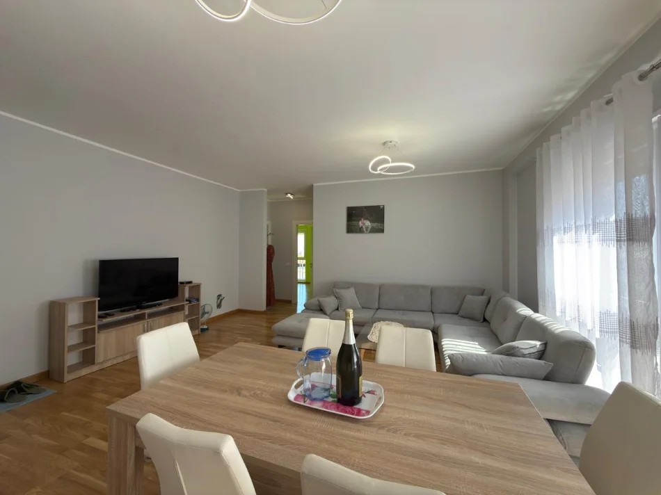 Tirane, shitet apartament 3+1+Ballkon Kati 4, 130 m² 245.000 € (Rruga Hasan Vogli)