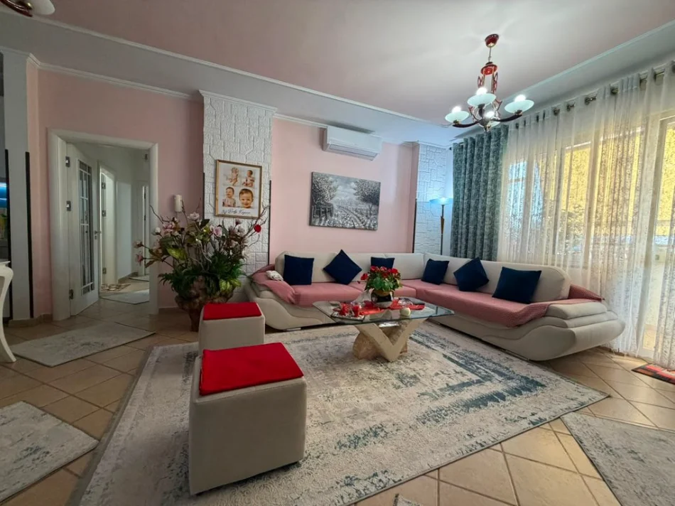 Tirane, shitet apartament 3+1 Kati 10, 137 m² 411.600 € (Blloku , Rruga Sami Frasheri)