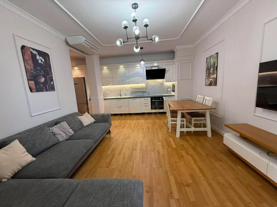 Tirane, shitet apartament 3+1 Kati 1, 117 m² 340.000 €